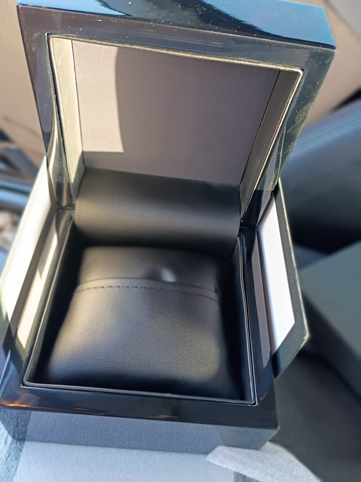 Premium Warner High-Gloss Black Watch Box – Luxury Gift & Display Cases