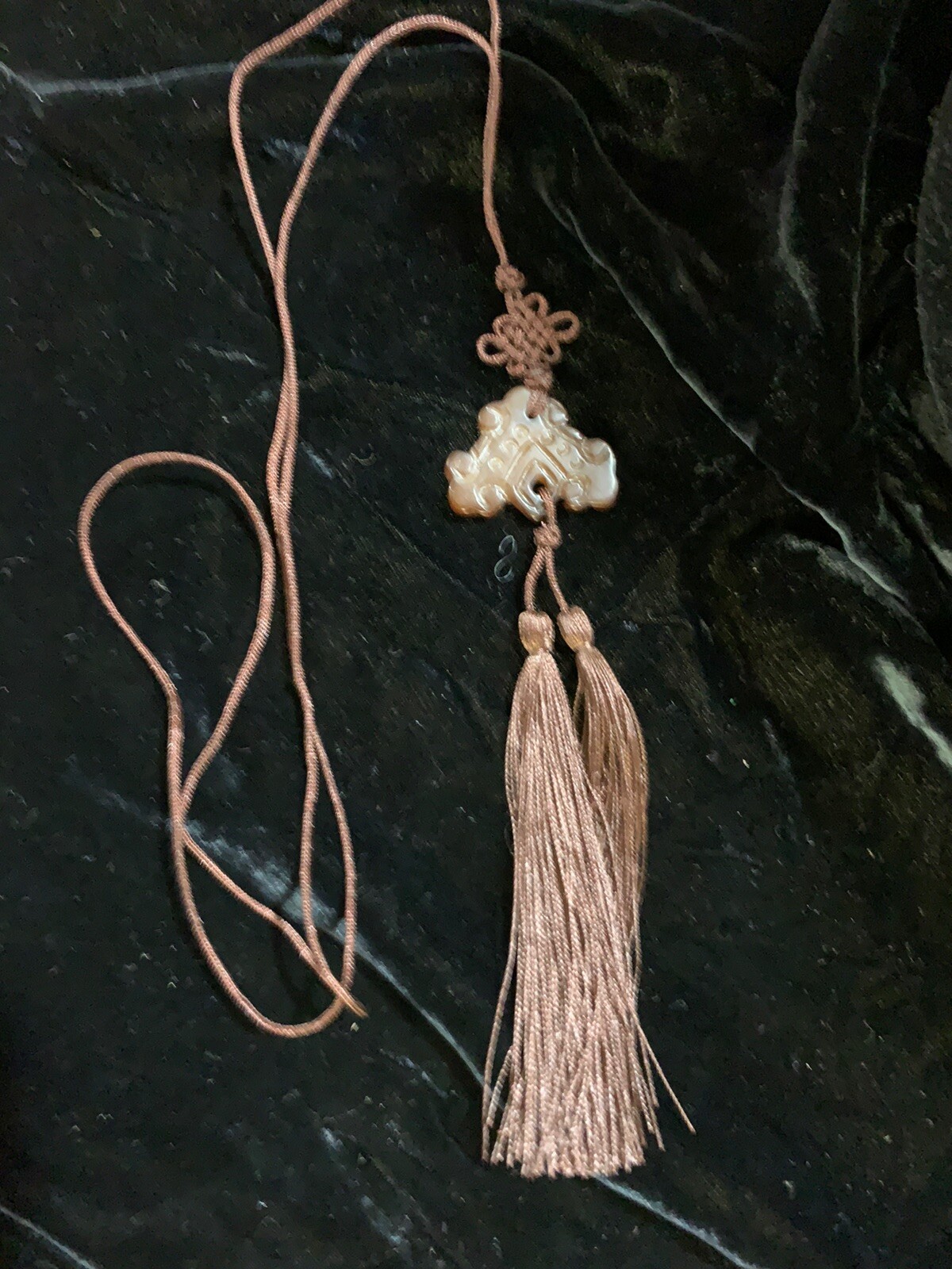 19″ VINTAGE CHINESE EXPORT CARVED SERPENTINE STONE CHIME TASSEL PENDANT NECKLACE