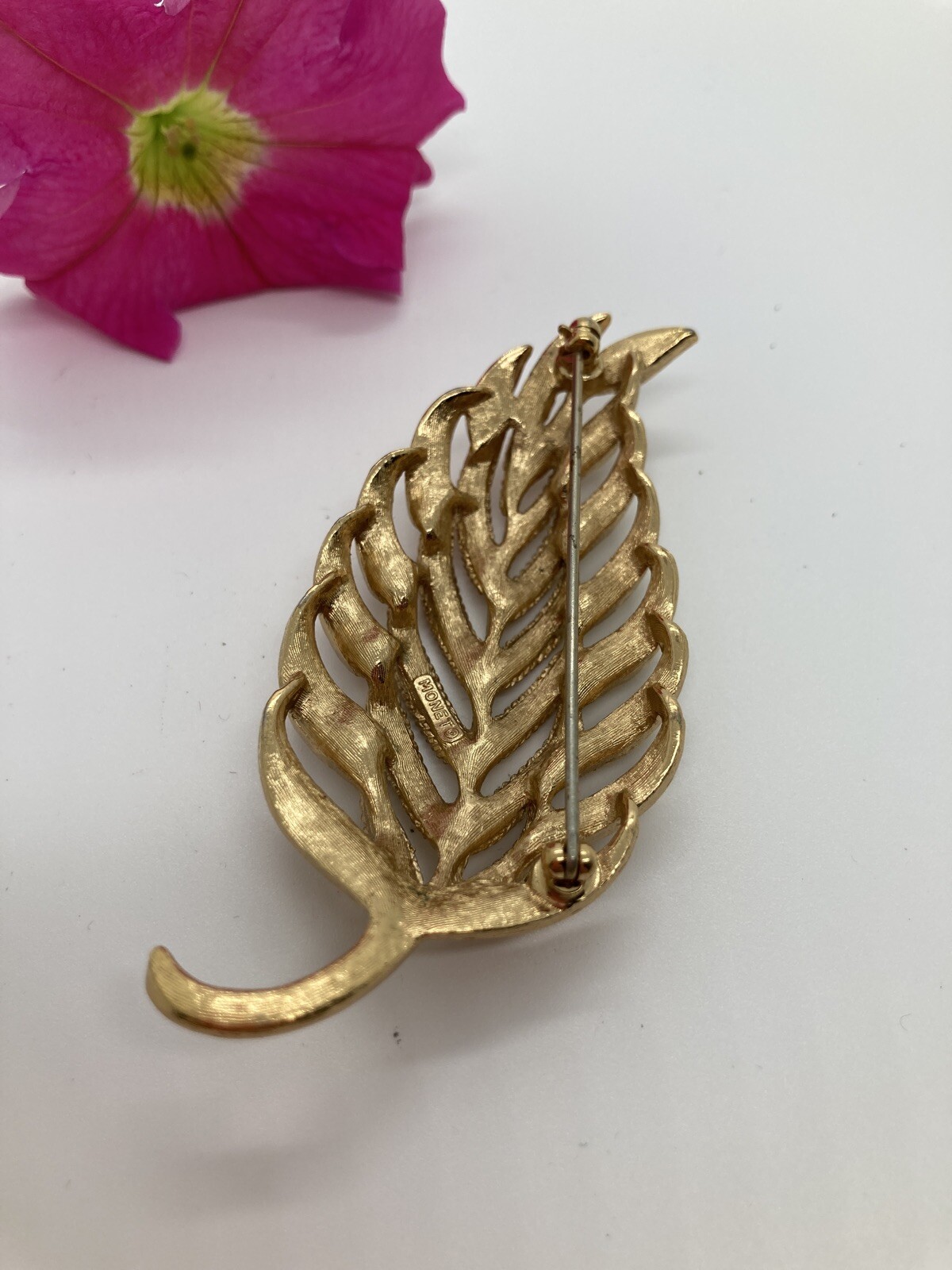 Beautiful Vintage Signed Monet Goldtone Leaf 3” Brooch Pin 2359