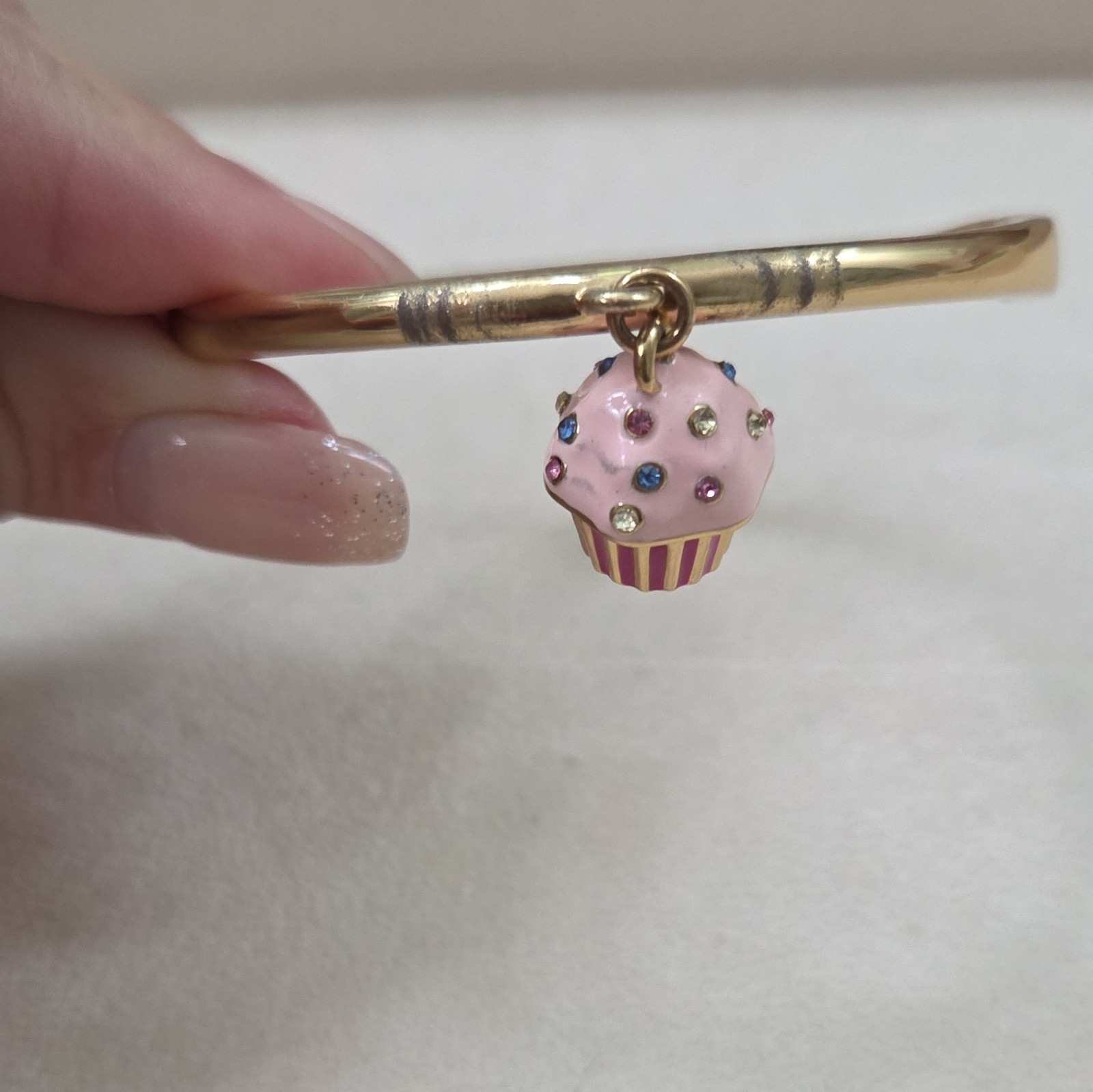 kate spade new york Signed Gold Tone Hinged Bangle Bracelet Pink Cupcake Charm
