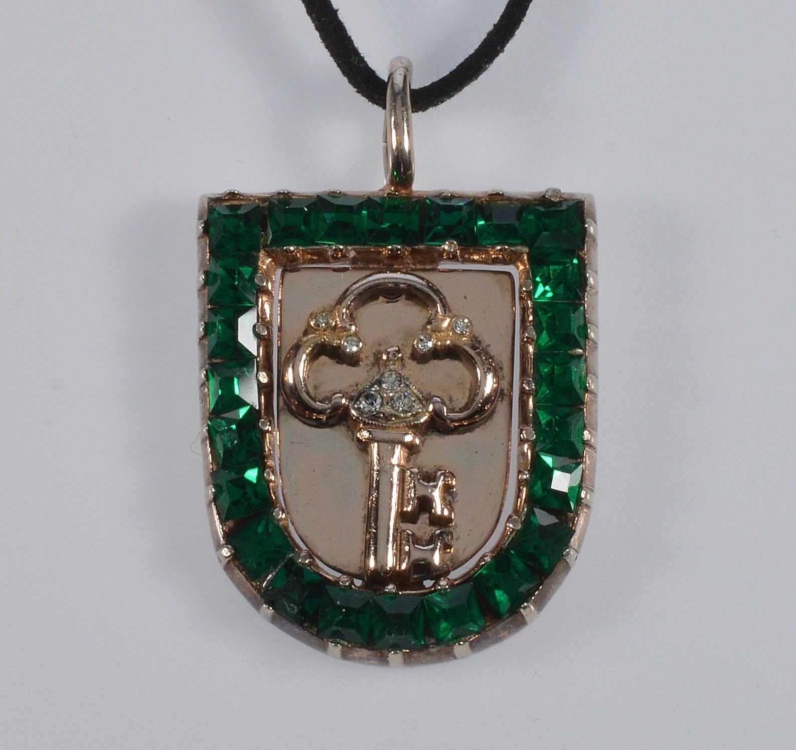 ART DECO EMERALD CRYSTAL STERLING PENDANT NECKLACE “KEY TO MY HEART” C.1930