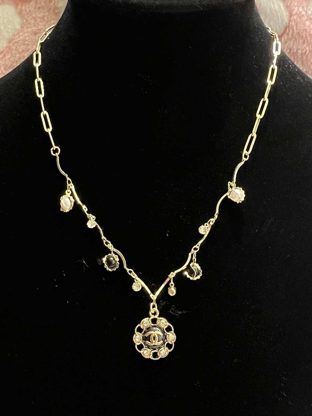 NWOT Black & White Faux Pearls Lined Chain With Charm