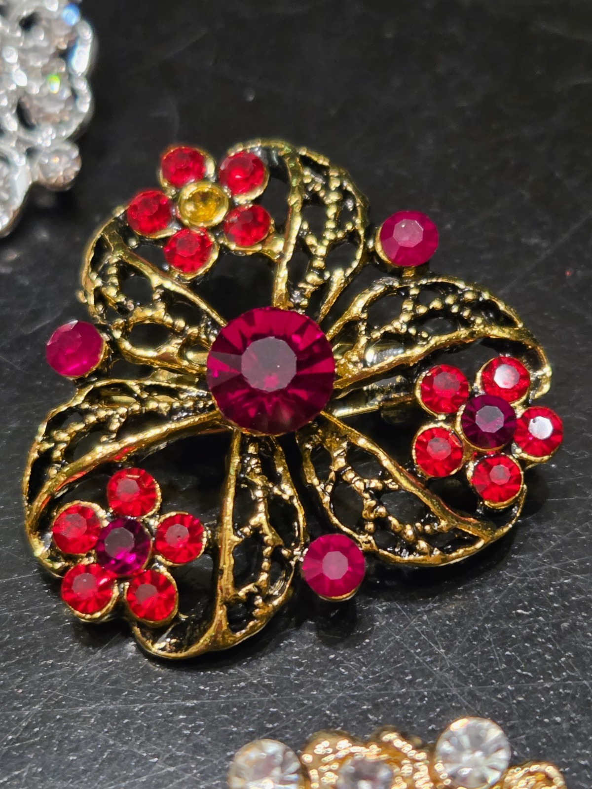 Beautiful Multicolor Rhinestone Flower Floral Bouquet Bee Brooch Lot 293-179