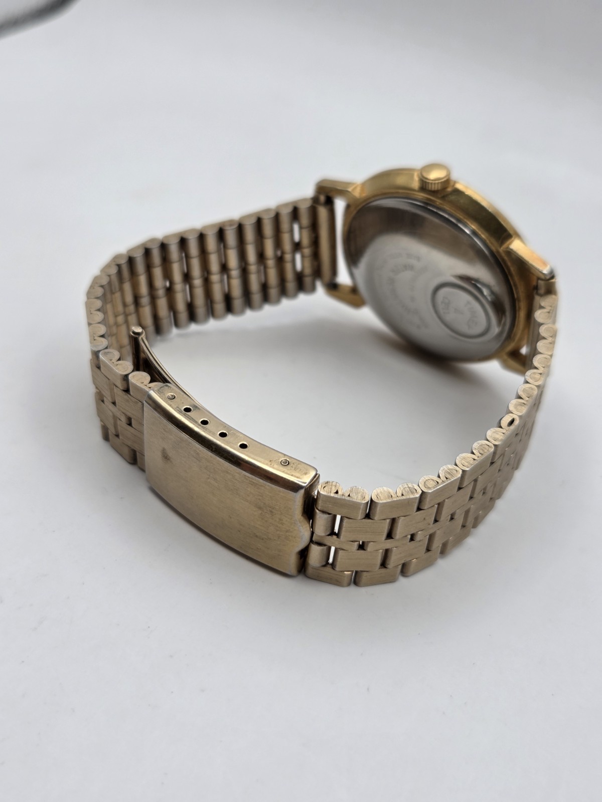 VINTAGE RUNNING TIMEX ELECTRIC DYNABEAT 36mm WATCH GOLD TONE BRUSHED SILVER DIAL