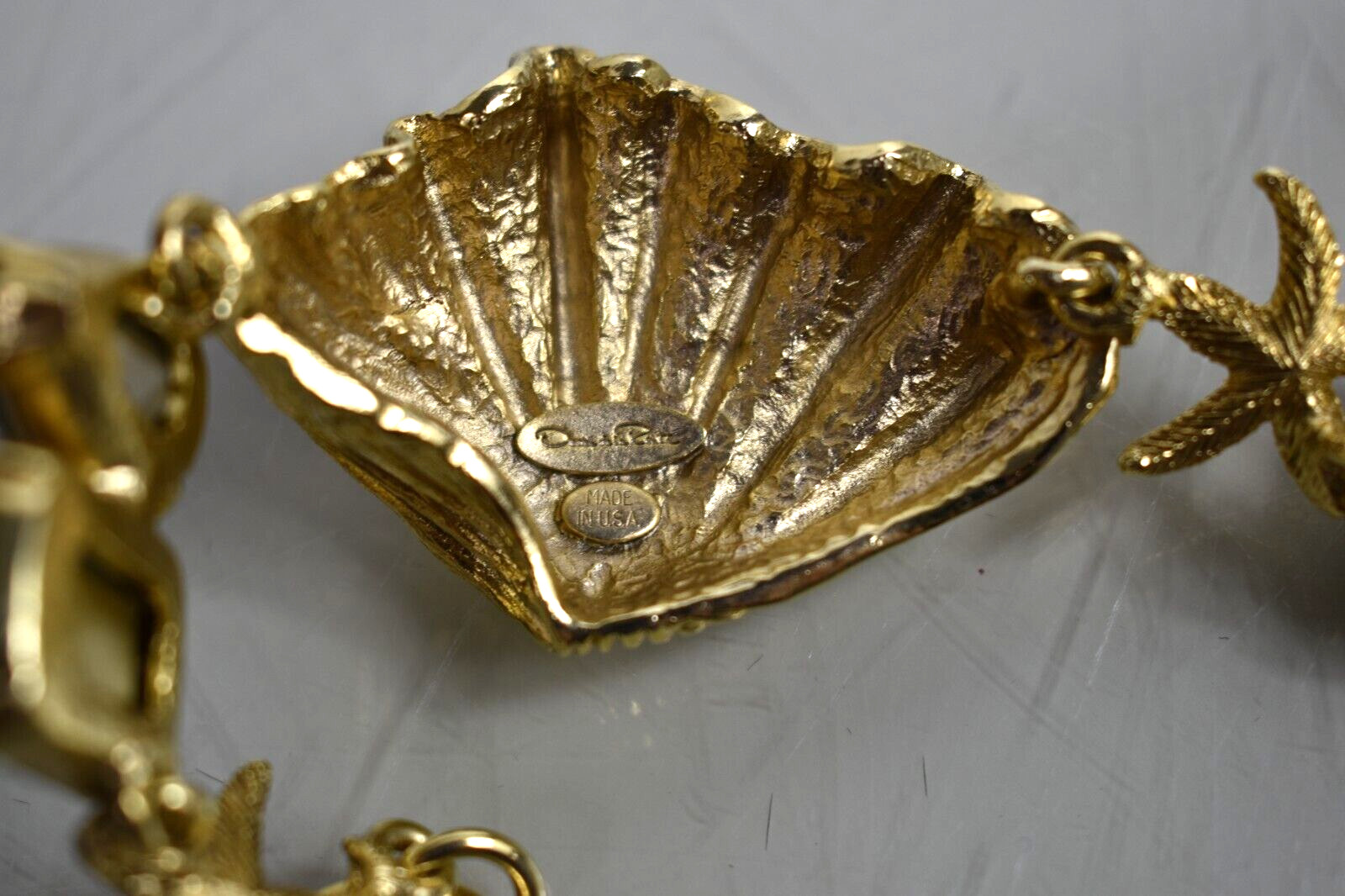 $890 NEW Oscar de la Renta Textured Shell Crystal Bracelet Gold
