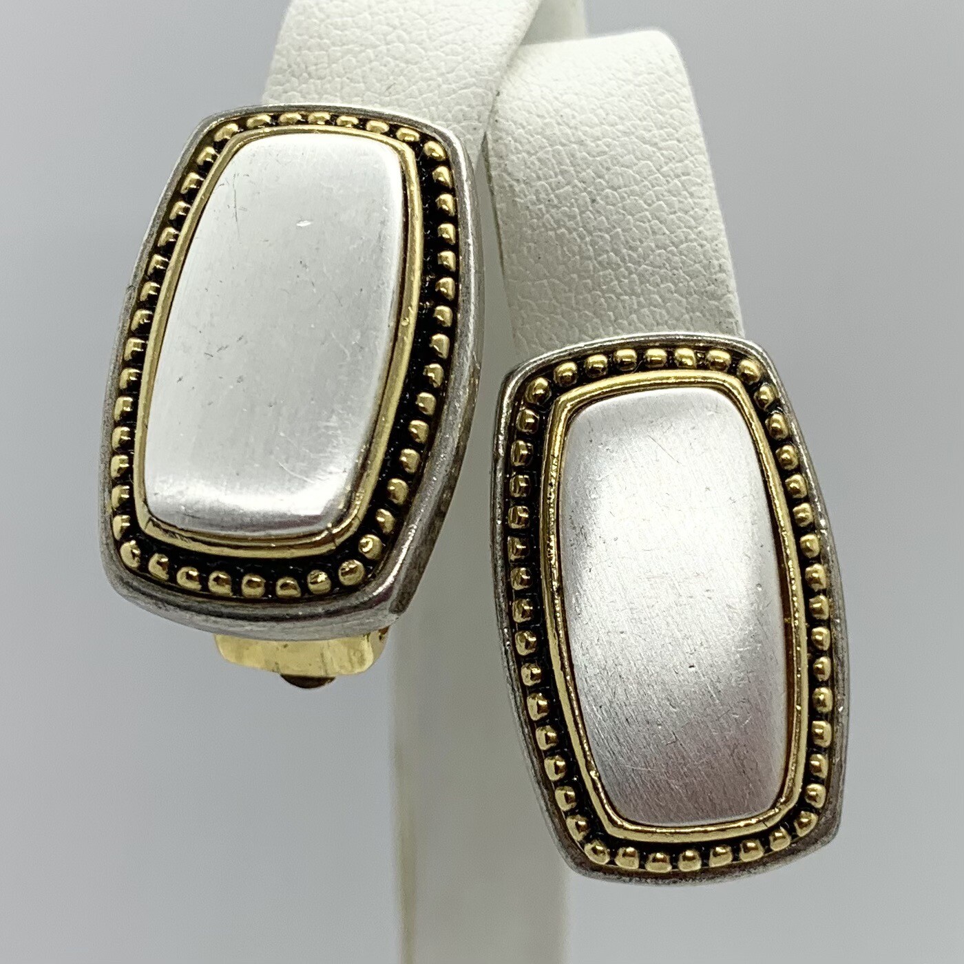 VTG CHIC SATIN BRUSHED SILVER GOLD PEBBLED STUDDED RECTANGULAR EARRINGS CLIP-ON