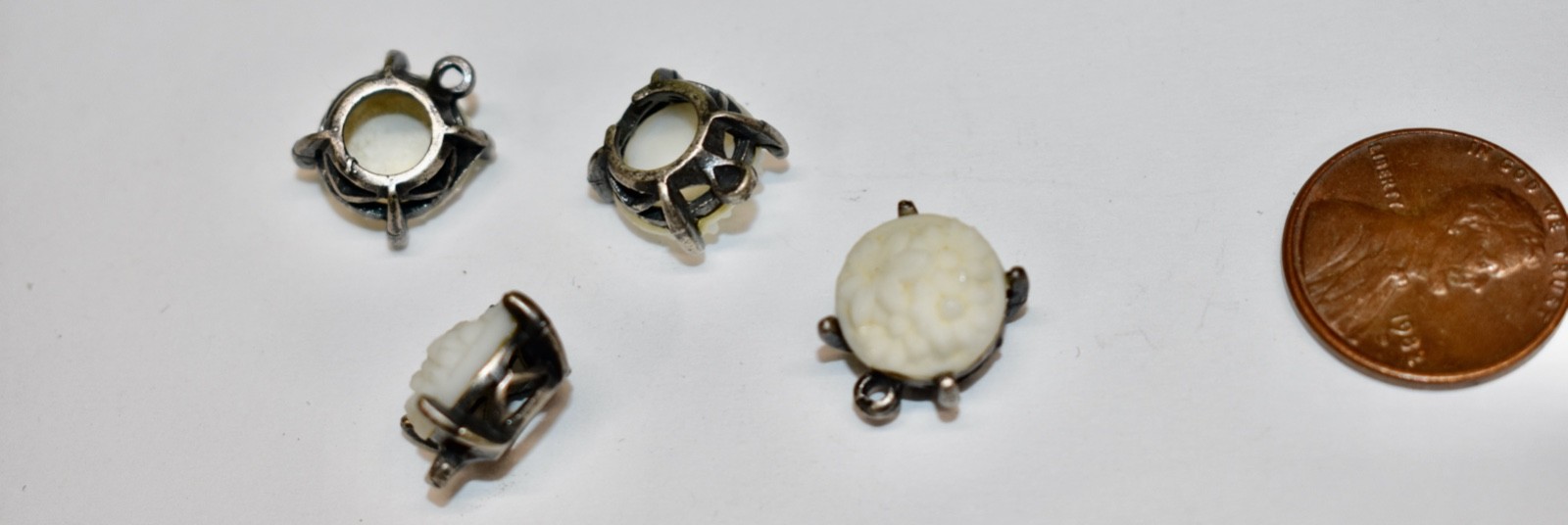 VINTAGE 4 WHITE FLORAL RELIEF GLASS PENDANTS 11mm VINTAGE STONES RETRO SET