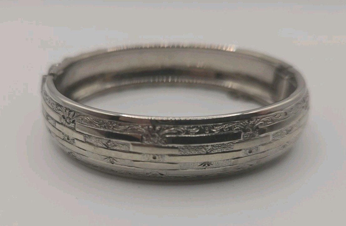 Silver Tone Hinged Bangle Bracelet Ornate And Embossed With Safety Chain 8″