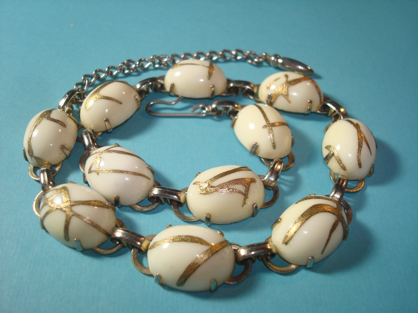 VINTAGE, SET NECKLACE & POST HOOP LARGE EARRINGS CREAM/BEIGE GOLD ACCENT PERFECT