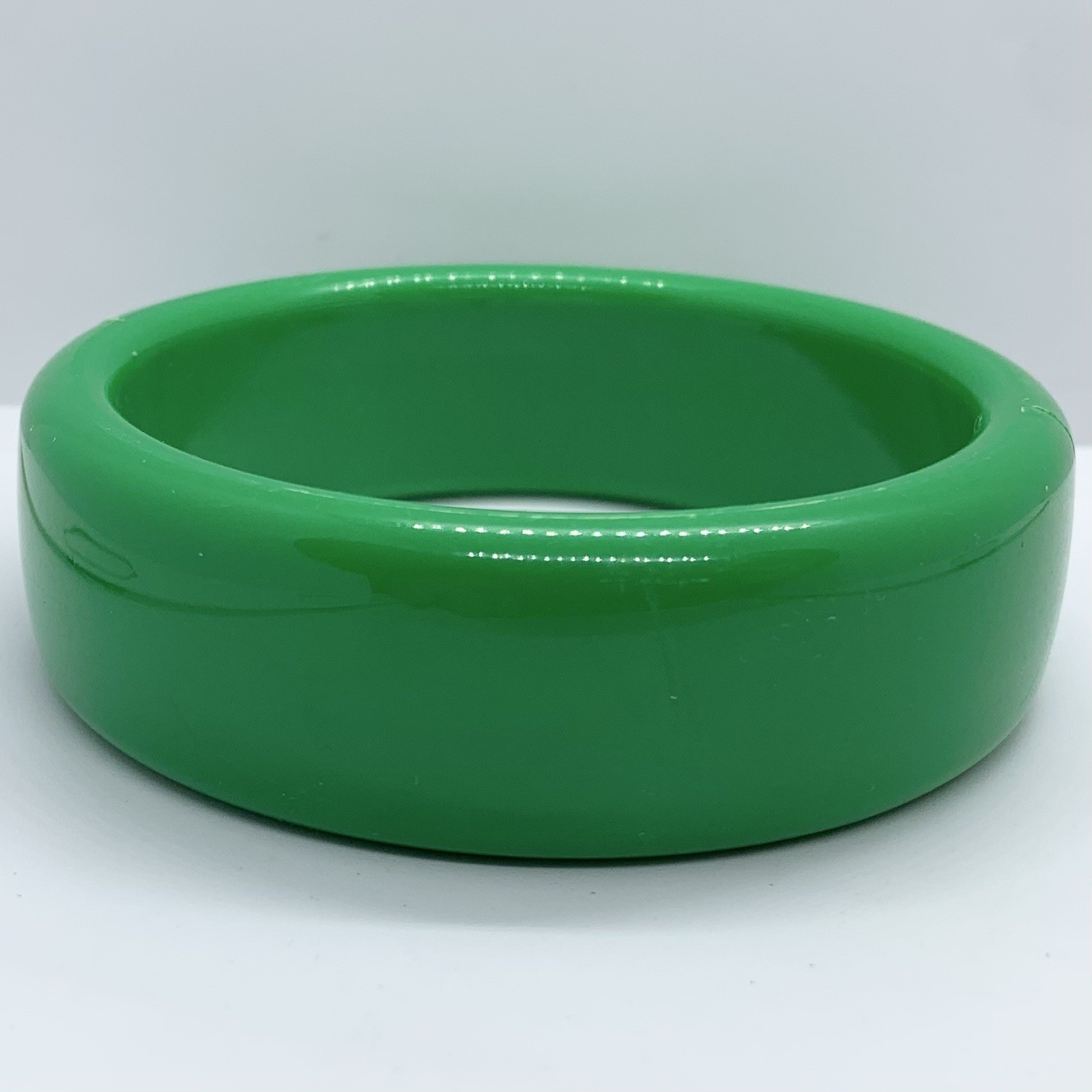 Vtg Kelly Green Lucite Solid Chunky Bangle Bracelet Round 8.5” Length 7/8” Wide