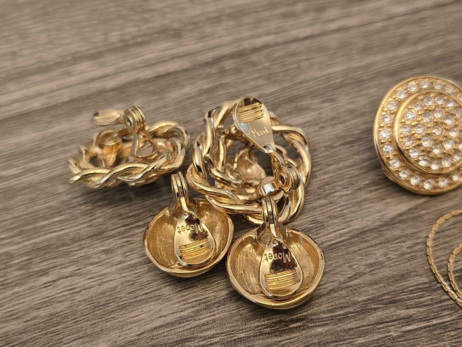 Monet Lot Of 4 Pieces Clip On Earrings And Necklace Gold Tones