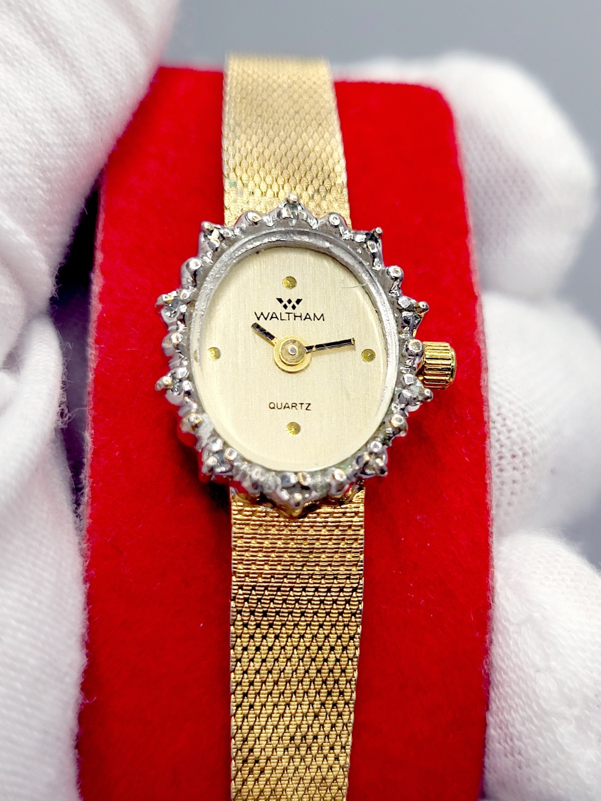 Waltham Ladies Watch Quartz 1990 Vintage Gold Tone Diamond Bezel Mesh Band RUNS