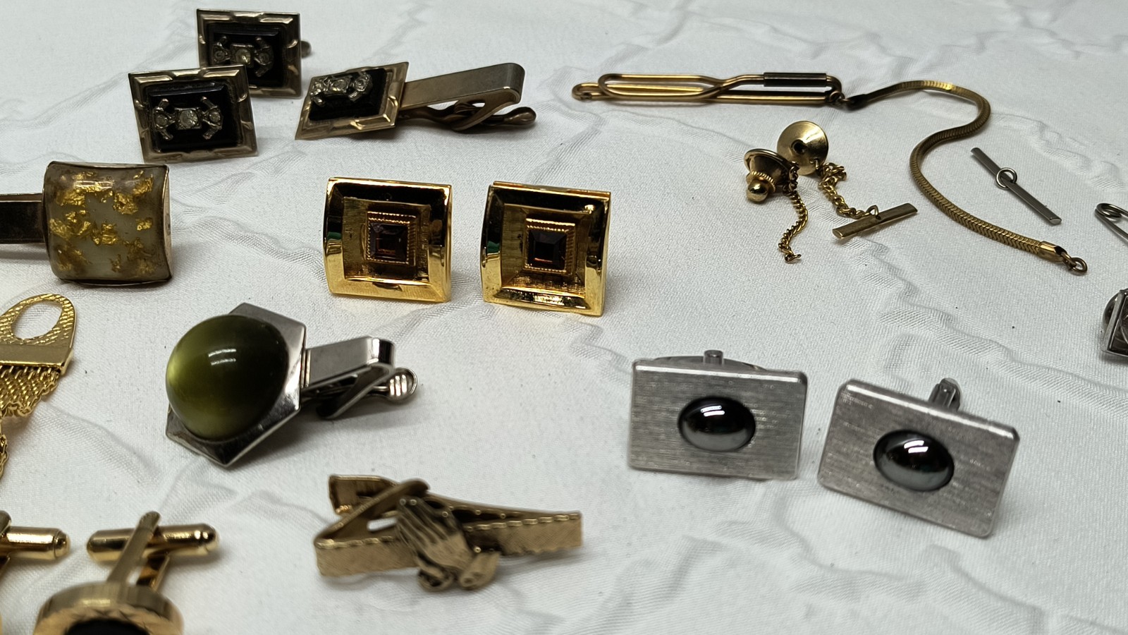 Vintage Tie Tacks Tie Bar Clips Cuff Links Lot Gold & Silver Tone 120 + Pieces