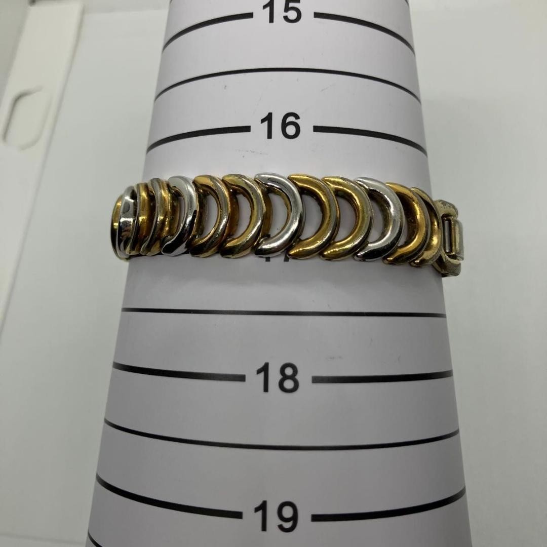 Excellent condition, fully functional Seiko women’s two-tone bangle watch.