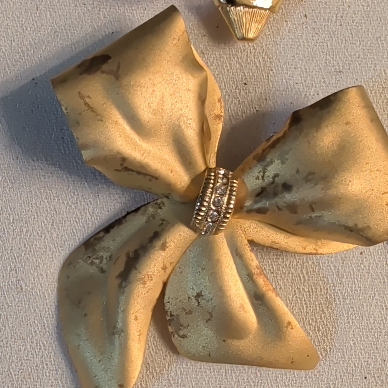 lot of 4 brooches, unmarked gold & silver tone, Christmas tree with rhinestones