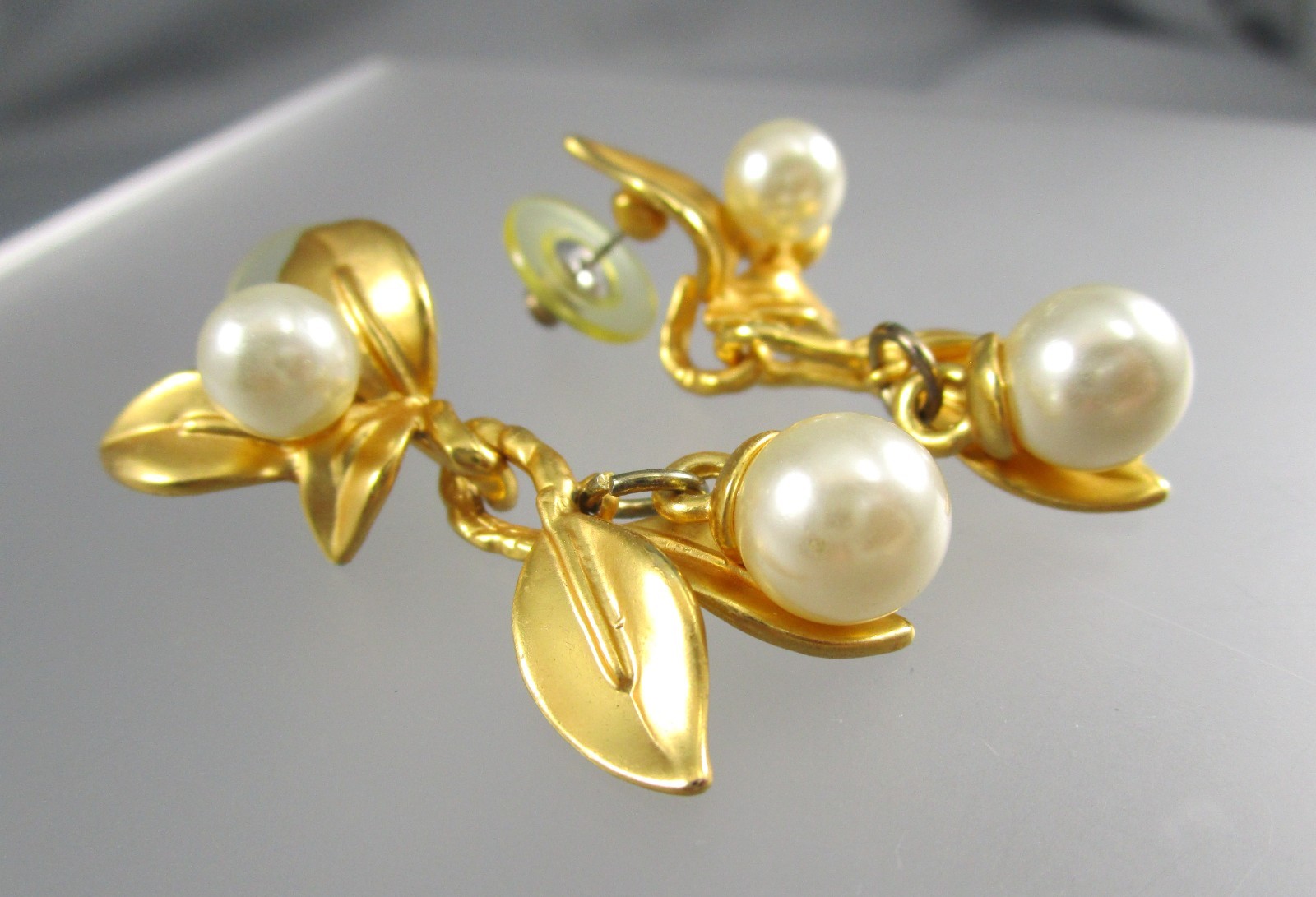 Vtg Satin Matte Brushed Gold tone 1.5″ Leaf Dangle Faux Pearl Post Earrings 190H