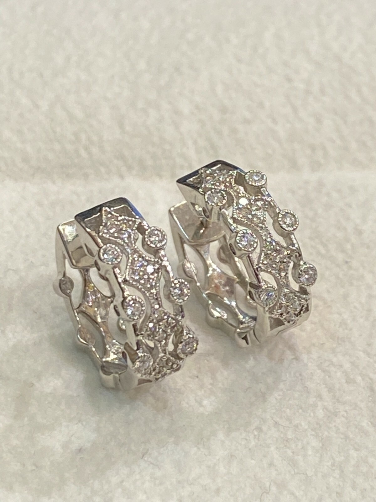 Pave 0.45 Cts Round Brilliant Cut Natural Diamonds Hoop Earrings In 750 18K Gold