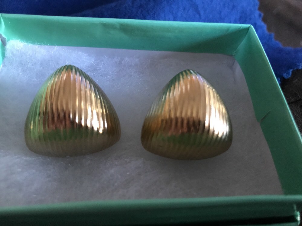 BOLD RETRO Gold Tone Triangle shape Approx 1” Clip On Earrings