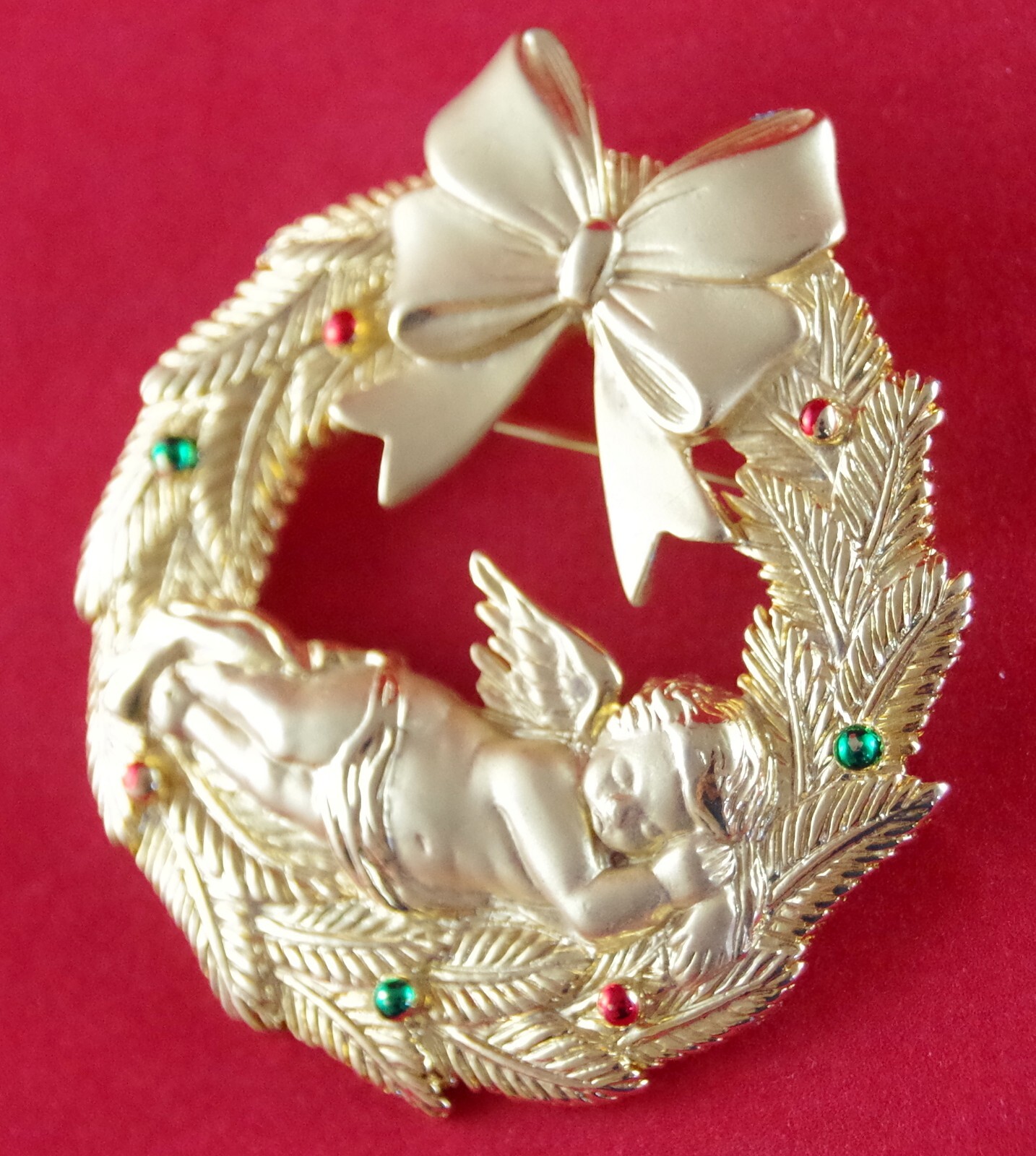 Pretty! EVC VTG c1980’s JJ BIG CHRISTMAS WREATH SLEEPING CHERUB ANGEL BROOCH PIN