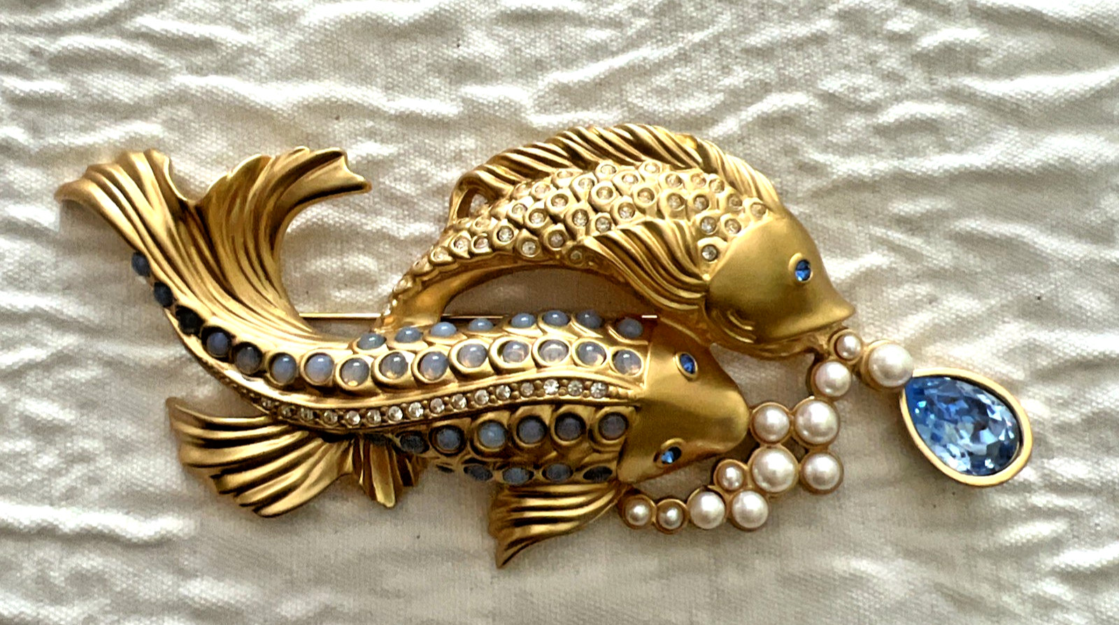 VTG. SIGNED 1990’S AVON ELIZABETH TAYLOR SHIMMERING SEA KOI FISH BROOCH
