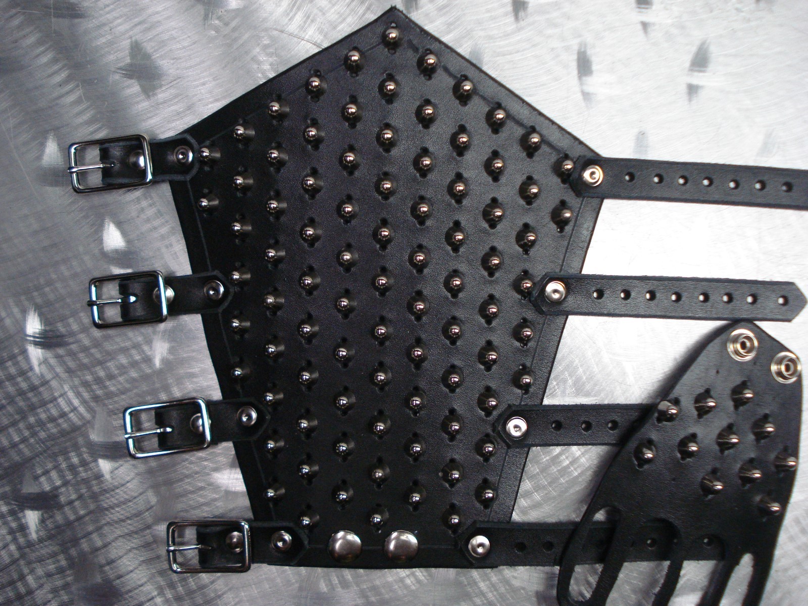UNISEX LEATHER STUDDED FIST GAUNTLET….BLACK METAL.(MDLUG0175)….. RAVEN