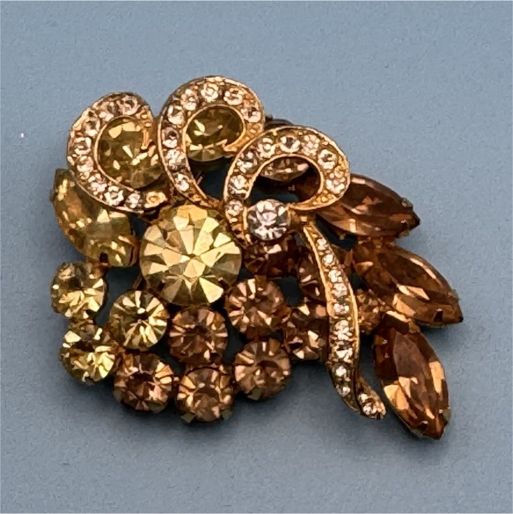 WEISS Signed Gold Tone Amber Crystal Rhinestone Flower Brooch Pin 2 in