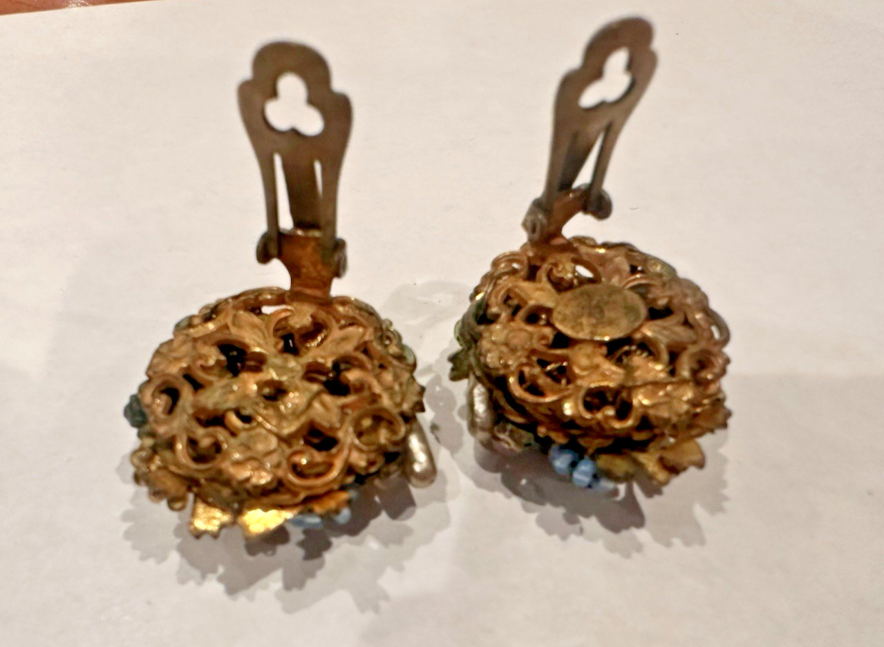 KRAMER SHINY & BRUSHED GOLD BEAD BUTTON VINTAGE RETRO MCM CLIP ON 1″ EARRINGS EU