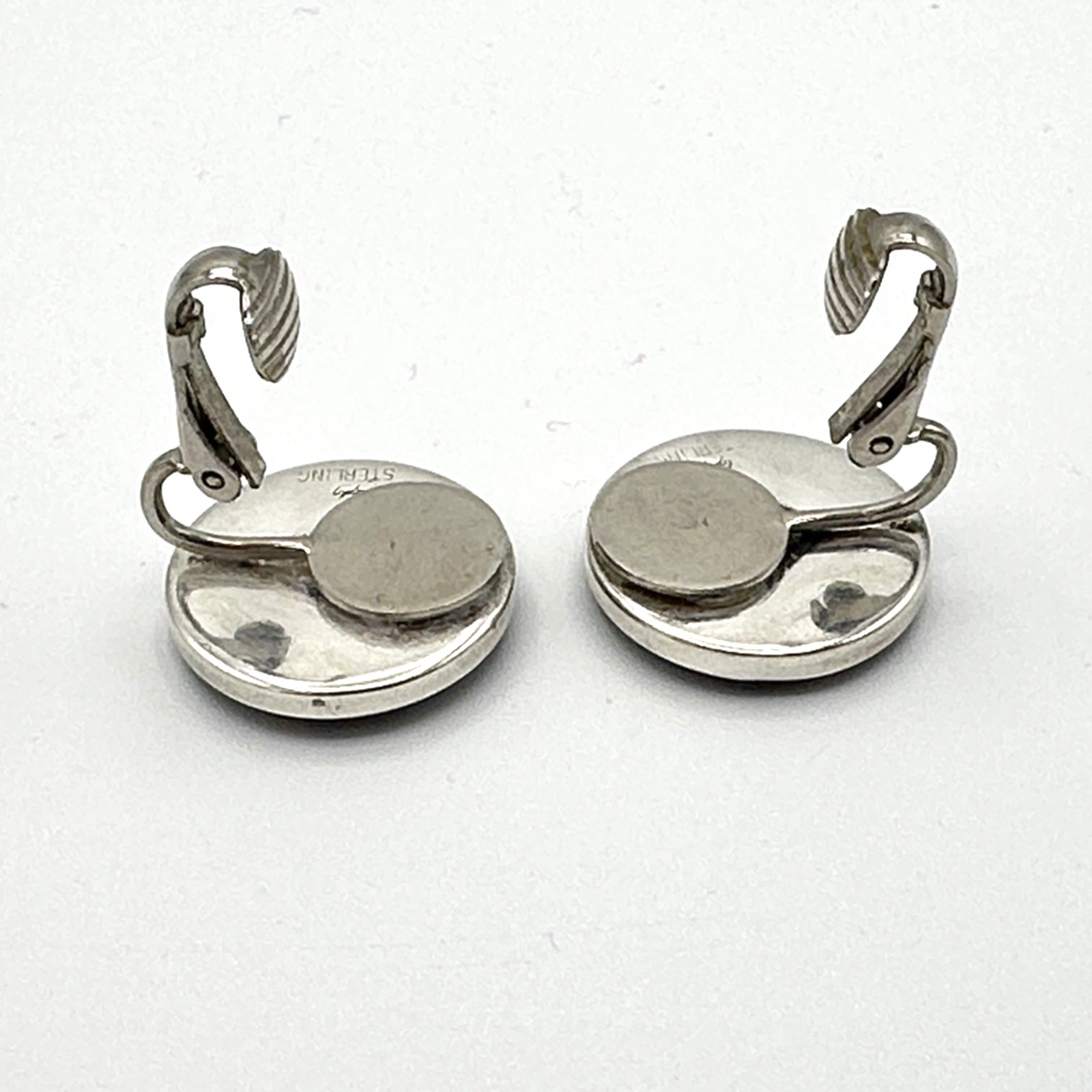 LABRADORITE vintage earrings – round blue-flash gray stone signed 3/4″ clip-ons