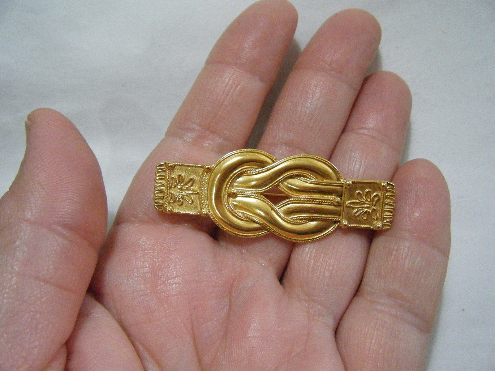 Vintage 1994 MMA Metropolitan Museum Gold Tone Hercules Love Knot Bar Pin Brooch