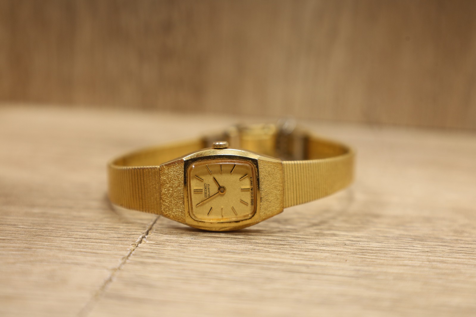 Vintage Seiko Watch Women’s Classic Luxury Gold Tone 2C20-6450 Gold Dial New Bat