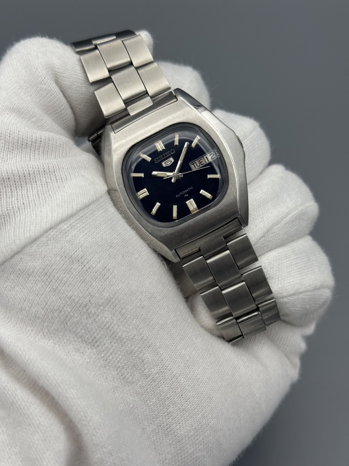 TV Shape Vintage Seiko 5 Automatic Black Dial Day/Date Men’s Wrist Watch Japan