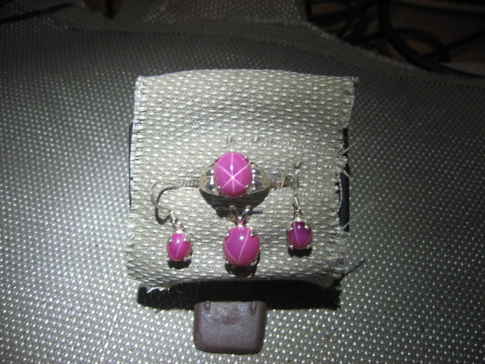 BIG RED LINDE STAR SAPPHIRE JEWELRY SET; RING, PENDANT, EARRINGS, SIZE 7