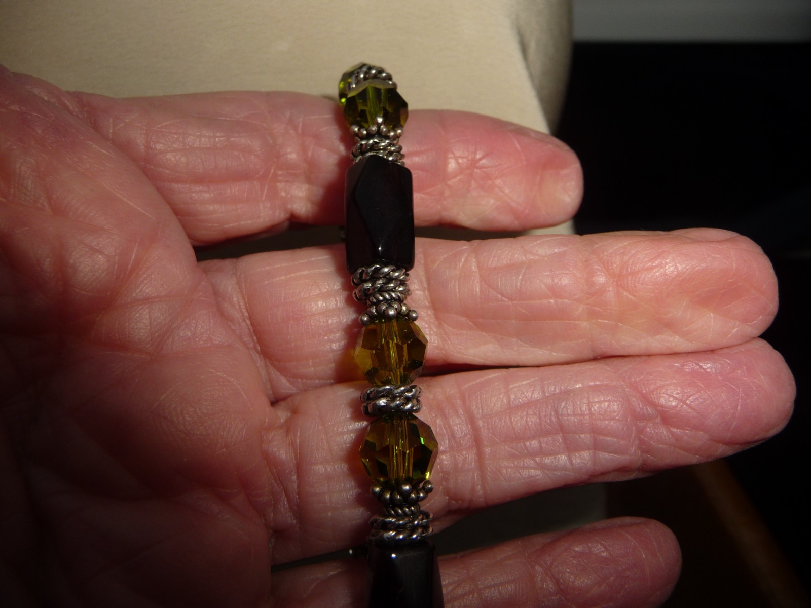 OLIVE GREEN & BLACK GLASS CRYSTALBEADS SILVER TONE SPACER 6″L BRACELET #24/27