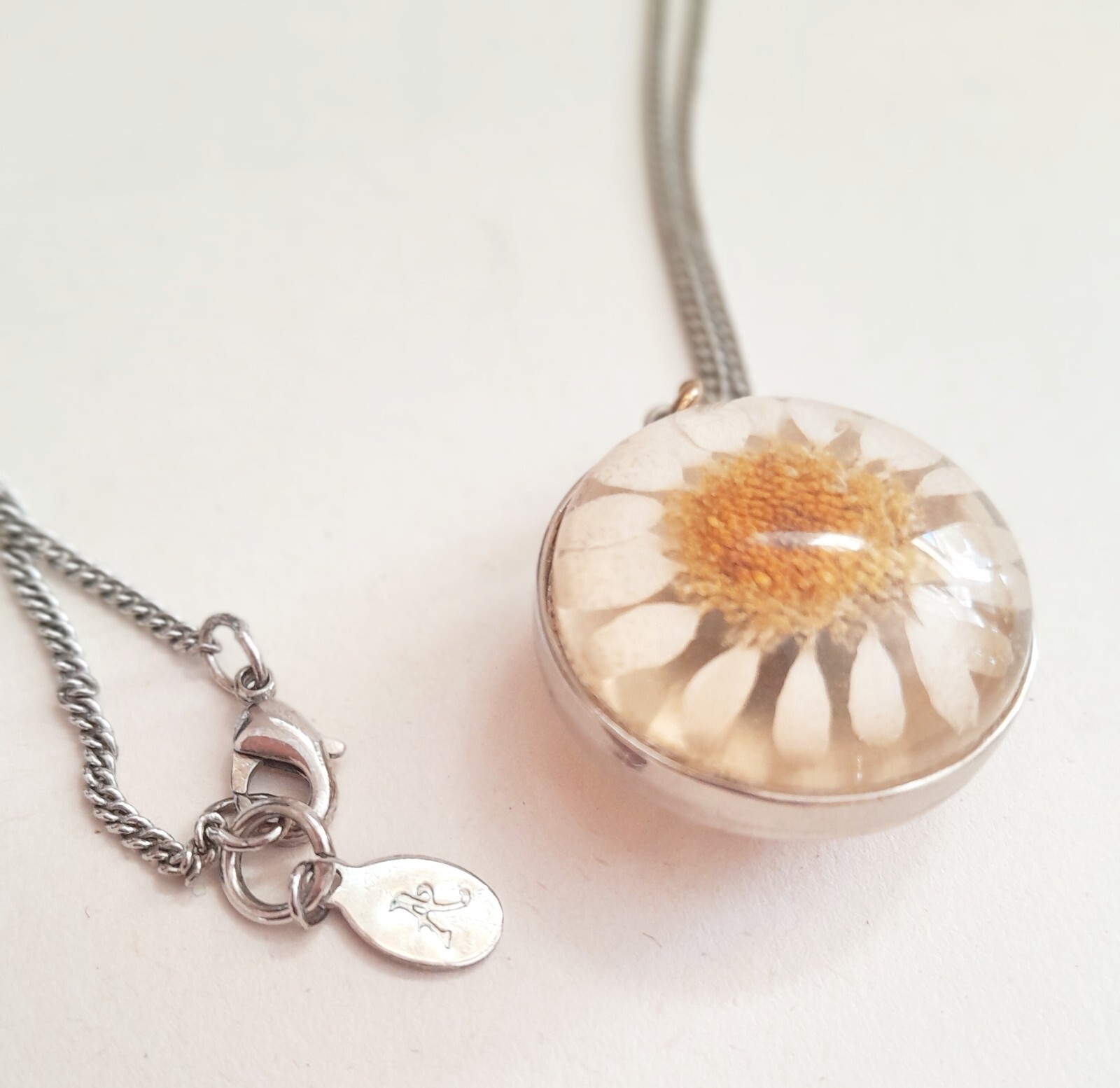 Accessorize resin real daisy flower pendant & silvertone necklace L32½in 82cm
