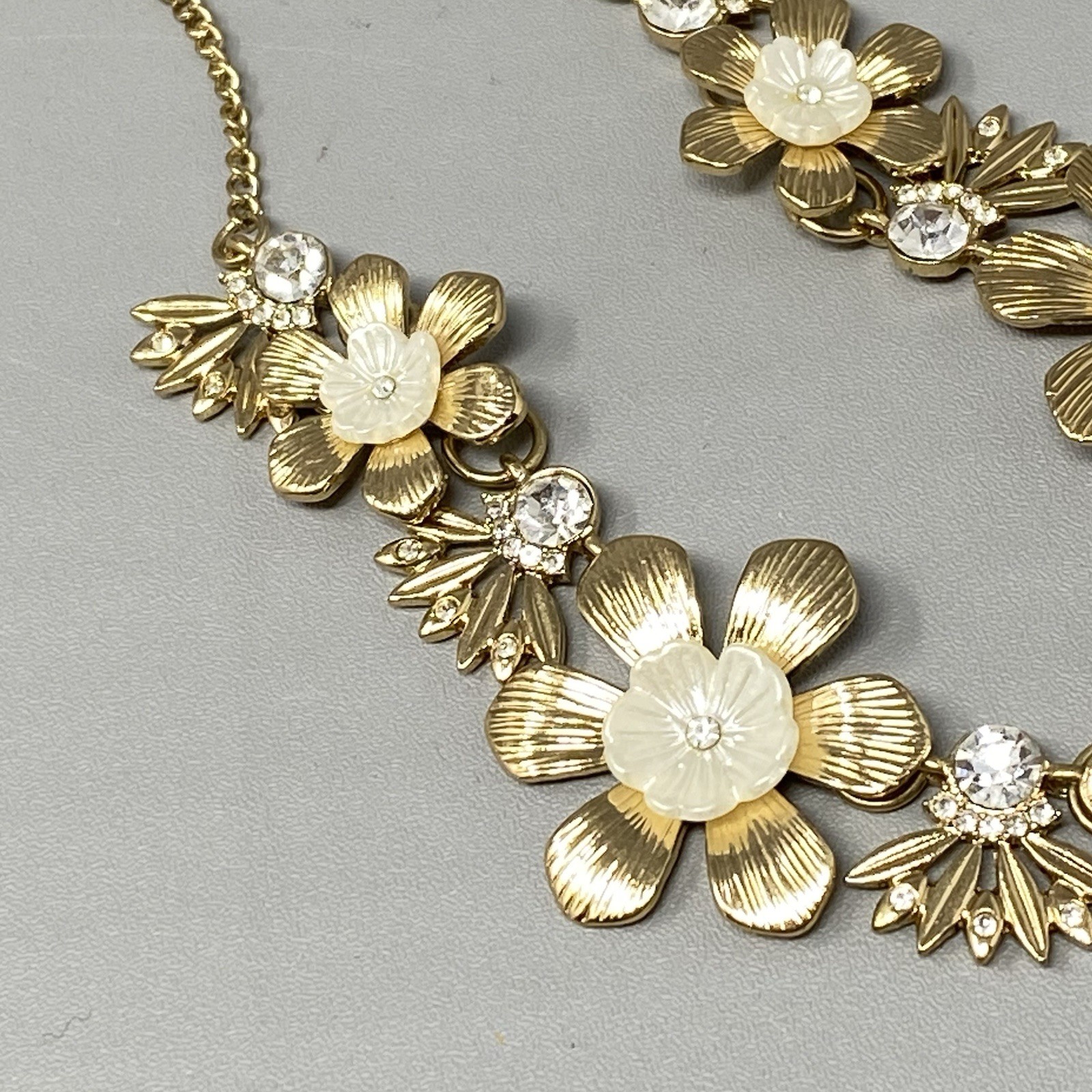 Gold Tone Chain Necklace Flower Links Collar Rhinestone Center Summer 20″