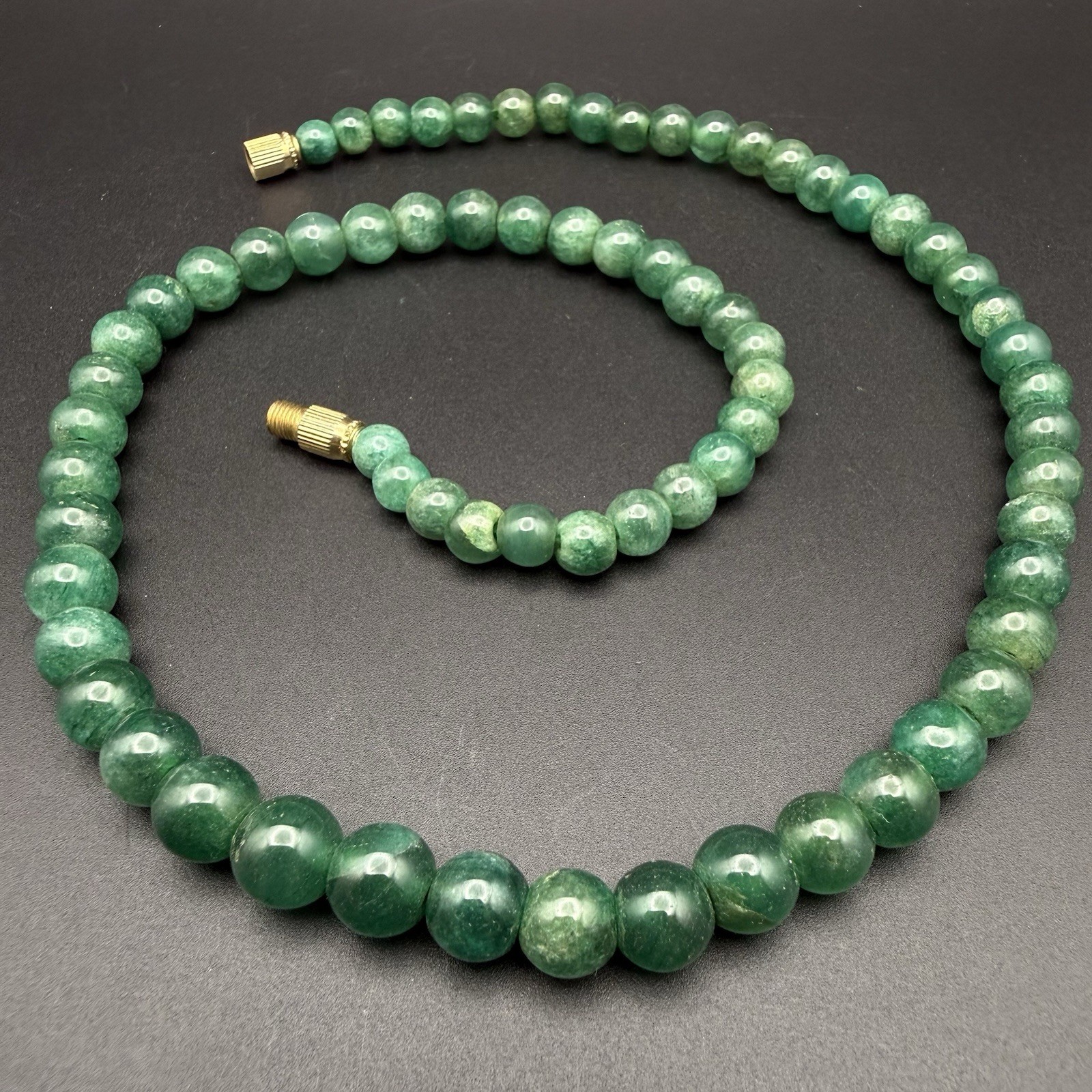 Vintage Emerald Green Dyed Jade Quartzite Beaded Necklace 19″ Barrel Screw Clasp
