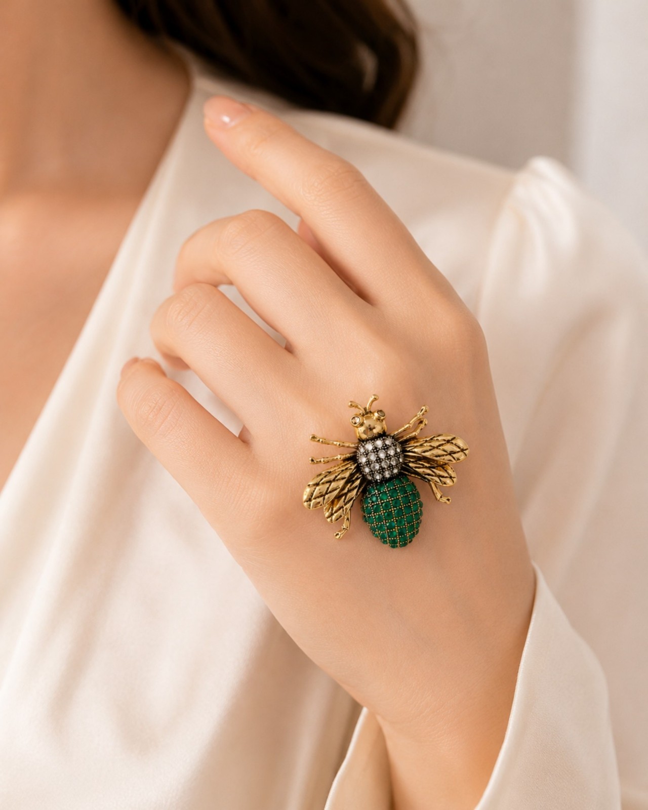 Bee Brooch Pin Crystal Style Insect Lapel Pin Vintage Fashion Jewelry Gift Pin