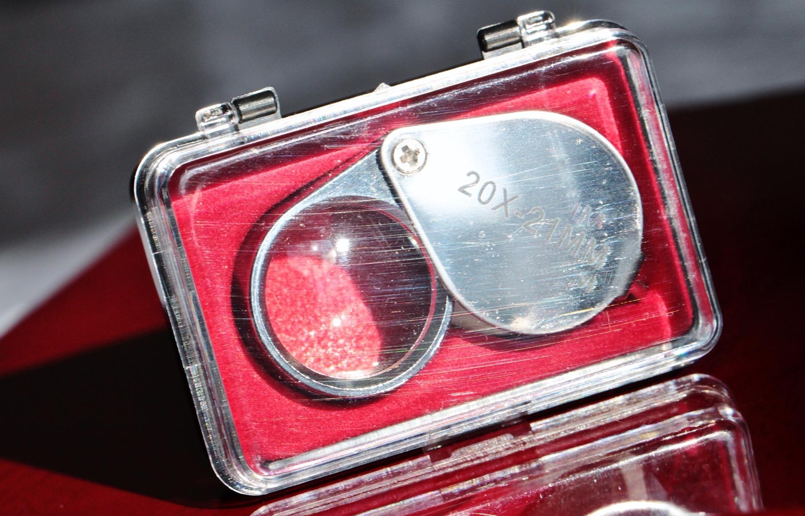 One(1) Jeweler’s loupe 20x magnifier 20x21mm in box and case