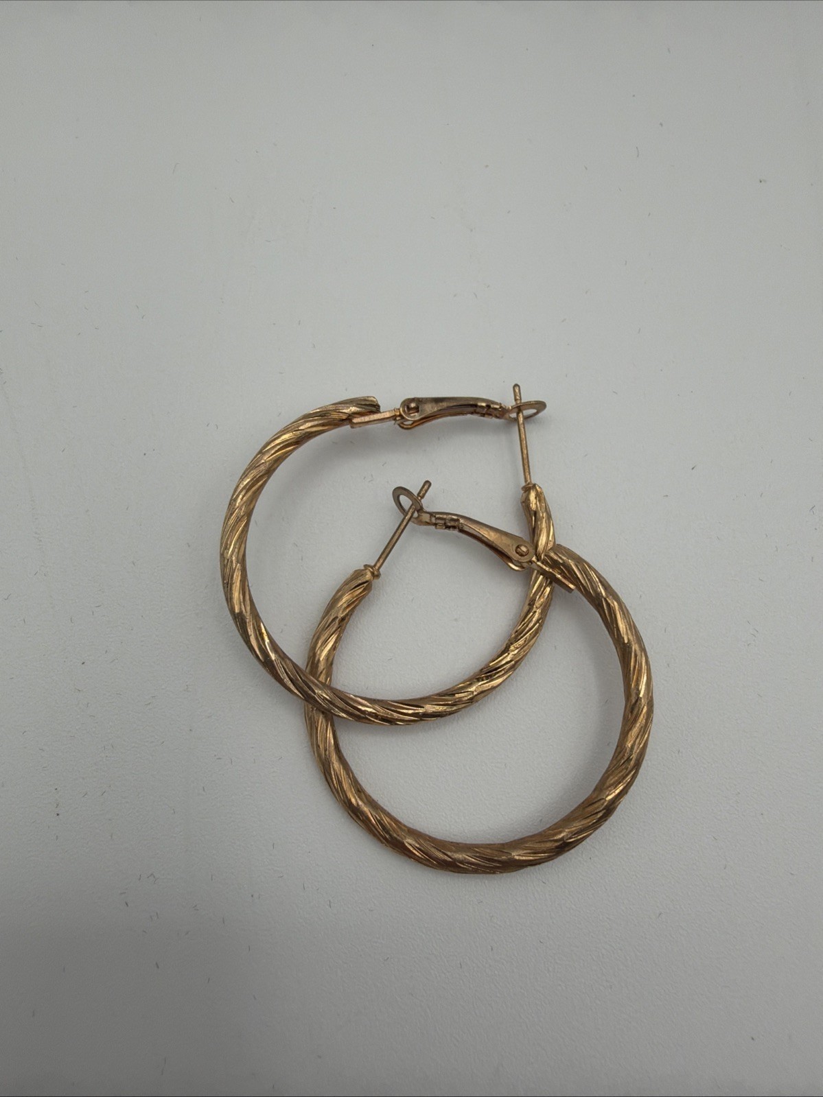 Gold Tone Twisted Hoop Earrings Textured Round 1” Classic Latch Back Pair