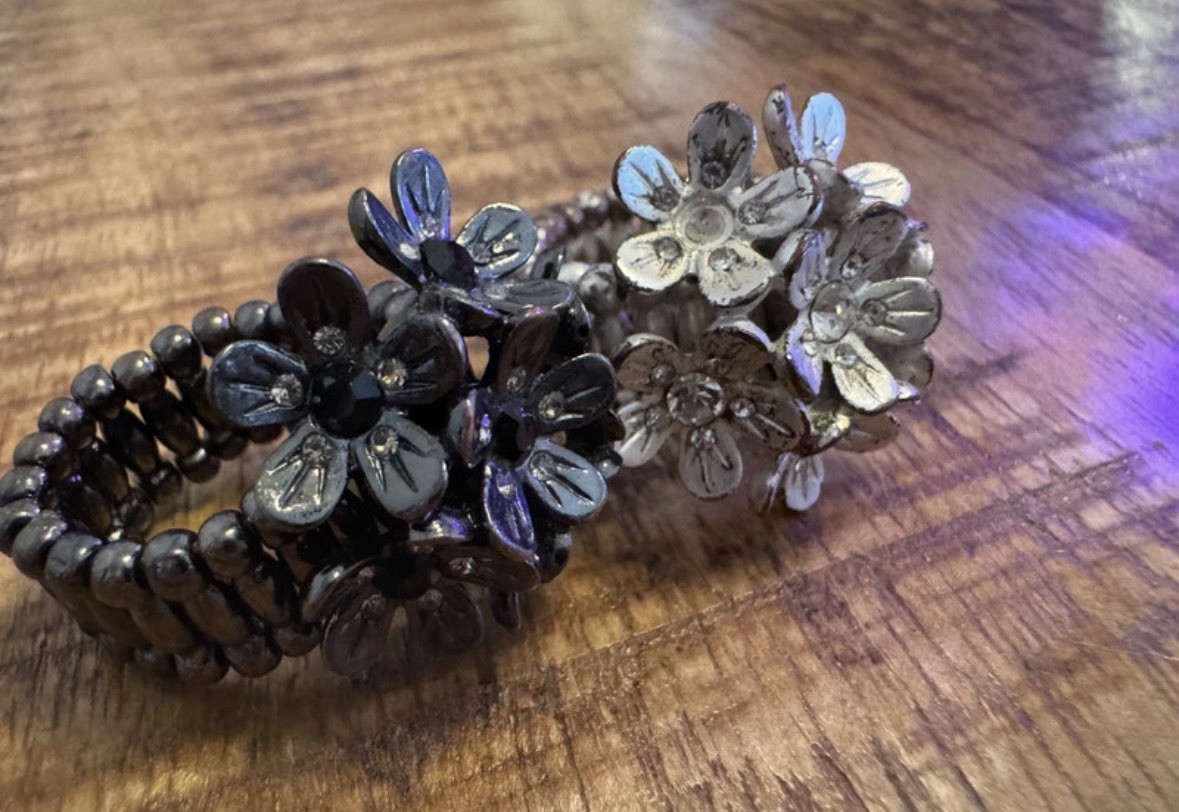 Lot of 2 Stretch Beaded Flower rings, Silver & graphite grey one size vintage