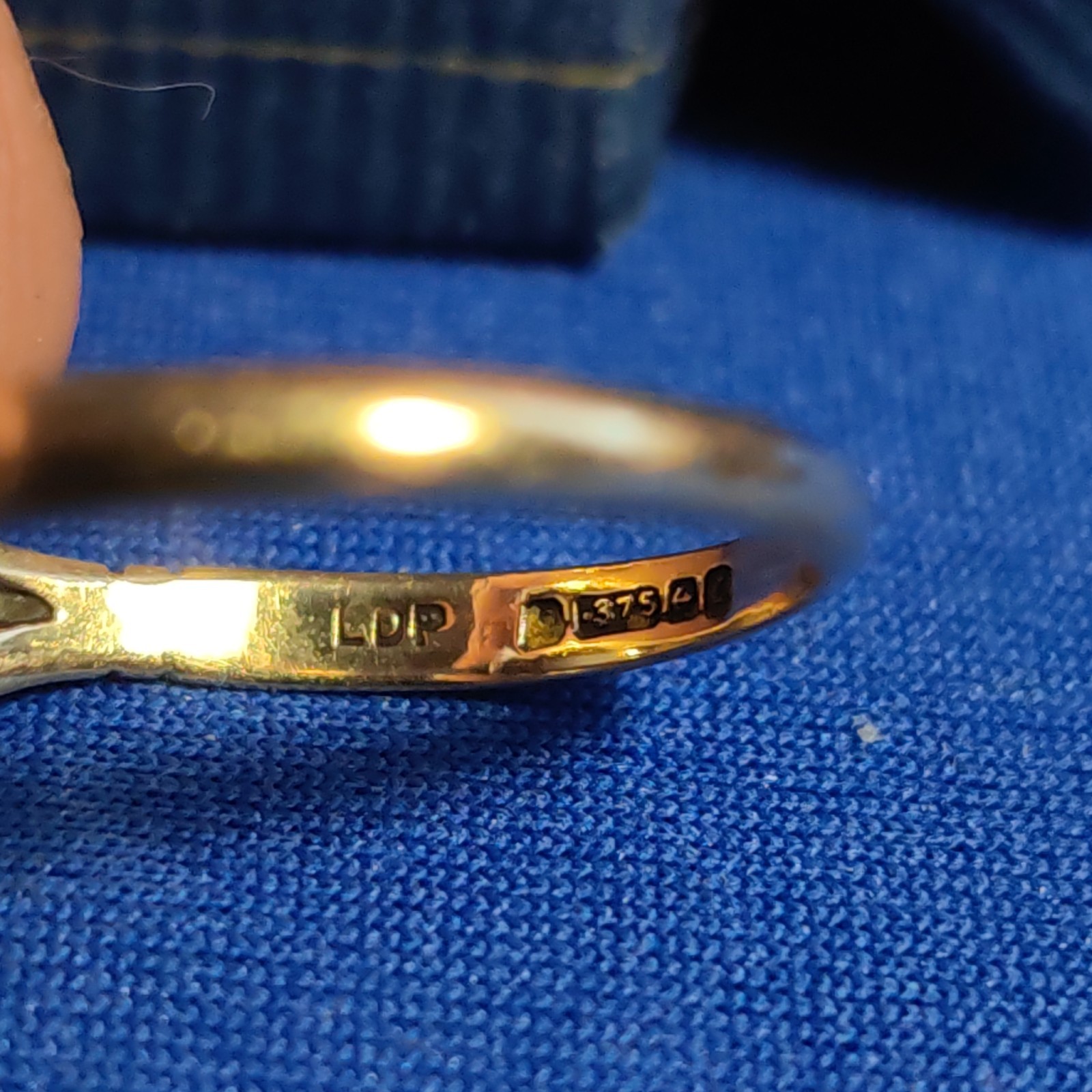 9ct Gold 375 Ring with Opal size N1/2 2.72g