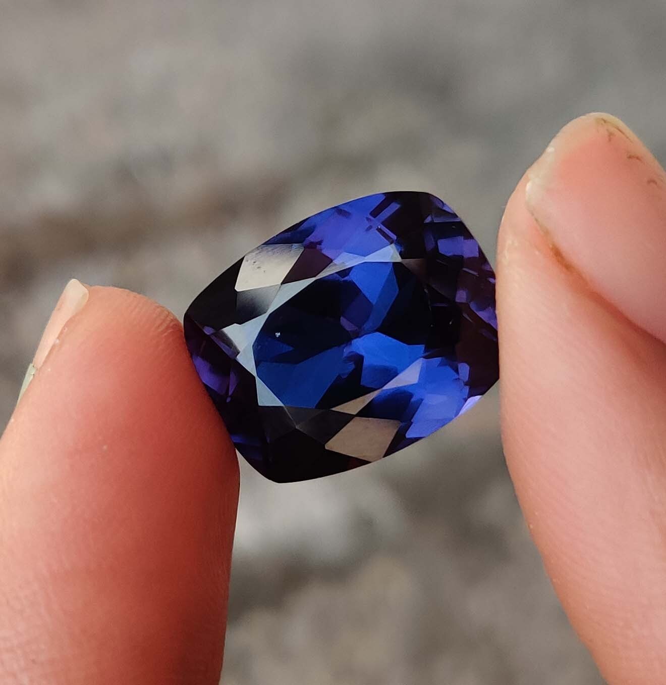 Certified 13.40 Ct Natural Madagascar Blue Sapphire Unheated Gemstones VVS
