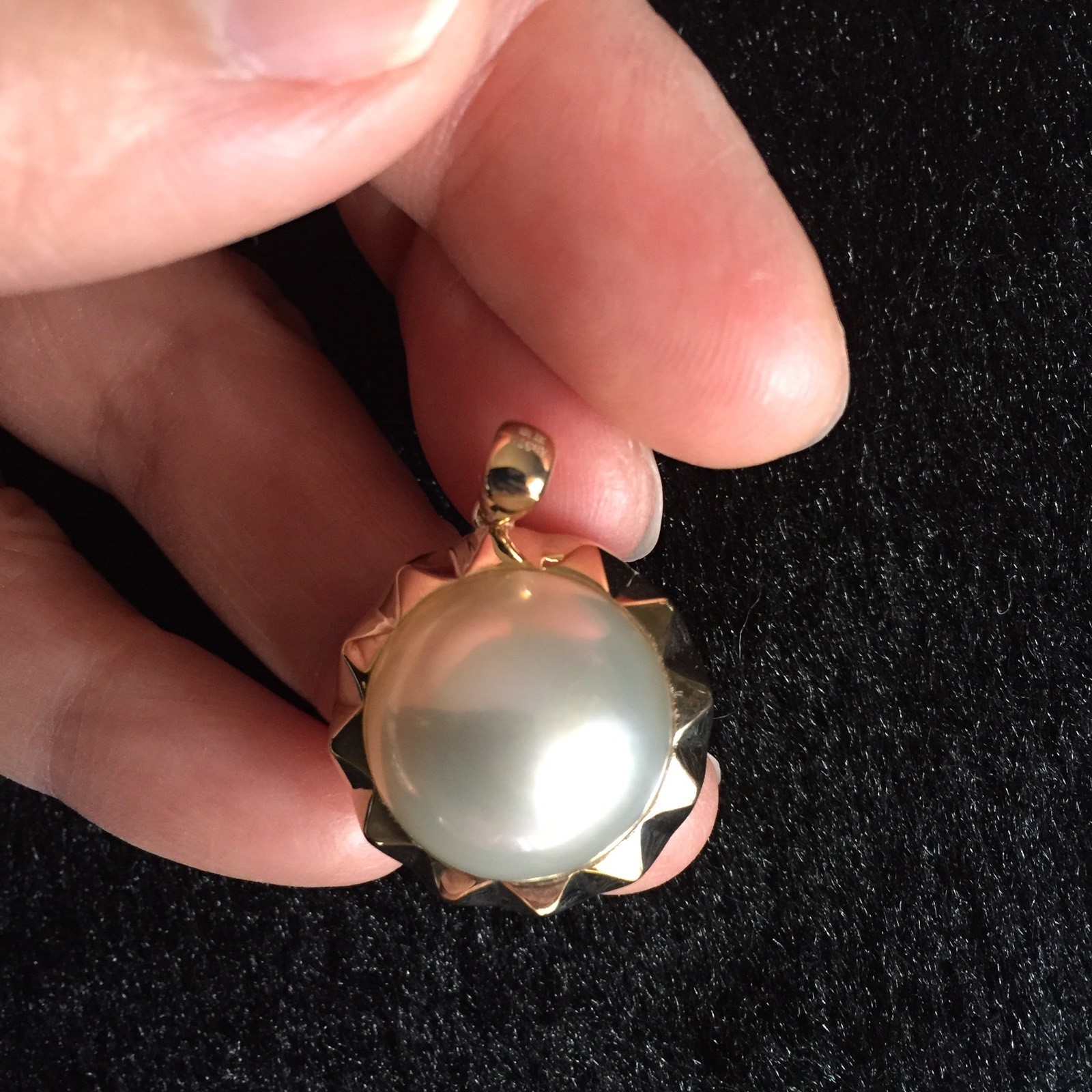 Top luster 16mm Seawater Mabe pearl Natural White 9k Gold Pendant 25.25cts