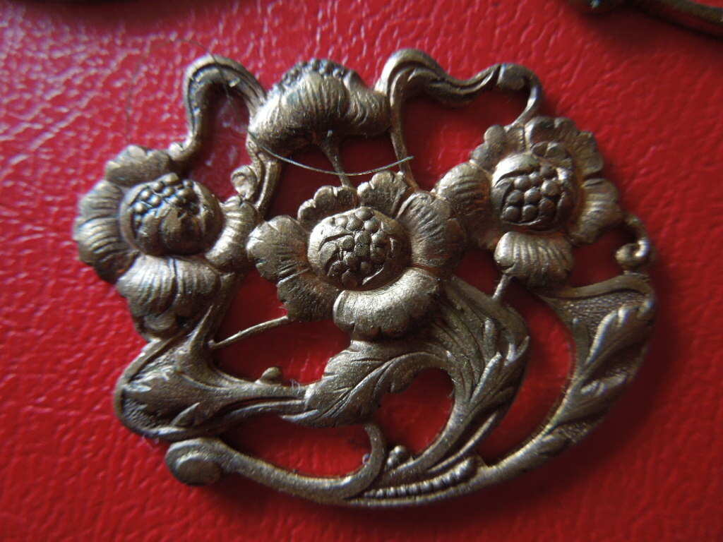 J3638 ART NOUVEAU FRENCH BRASS NOS 6 X BUTTONS/PIN PARTS SEE DESCRIP