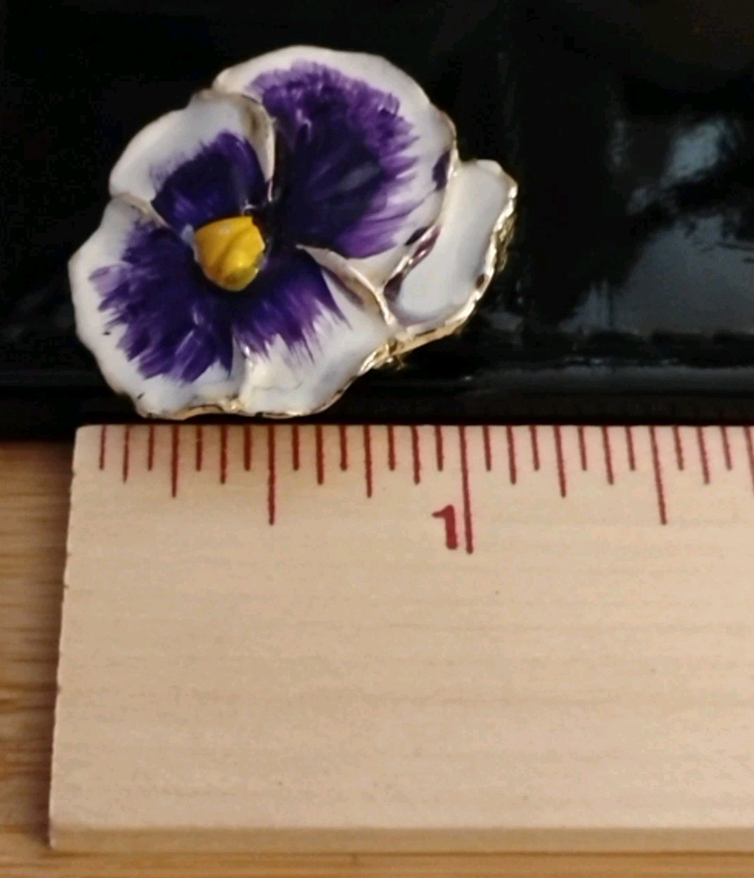 Adorable! Vtg Golden Gilt 1″ Ceramic/Enamel Hand Painted Pansy Flower Pin!