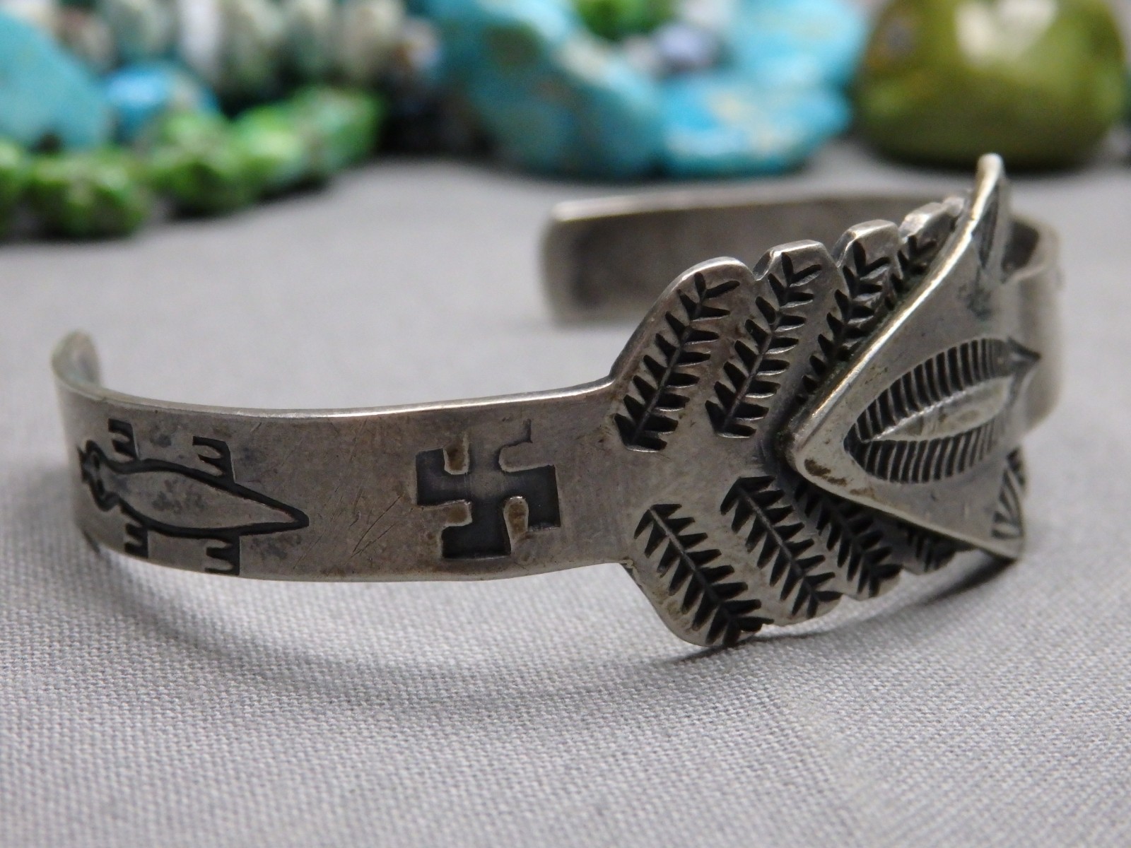 Fred Harvey Era NAVAJO Coin Silver WHIRLING LOGS ARROW Cuff Bracelet 5.25″-6.25″