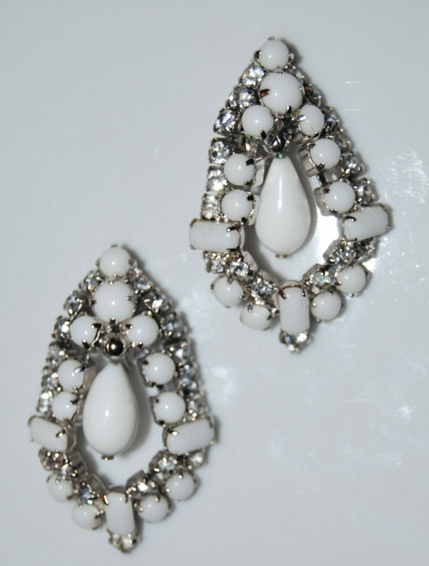 ELEGANT VTG RHINESTONE COUTURE WHITE CABOCHONS RHINESTONES DANGLE CLIP EARRINGS