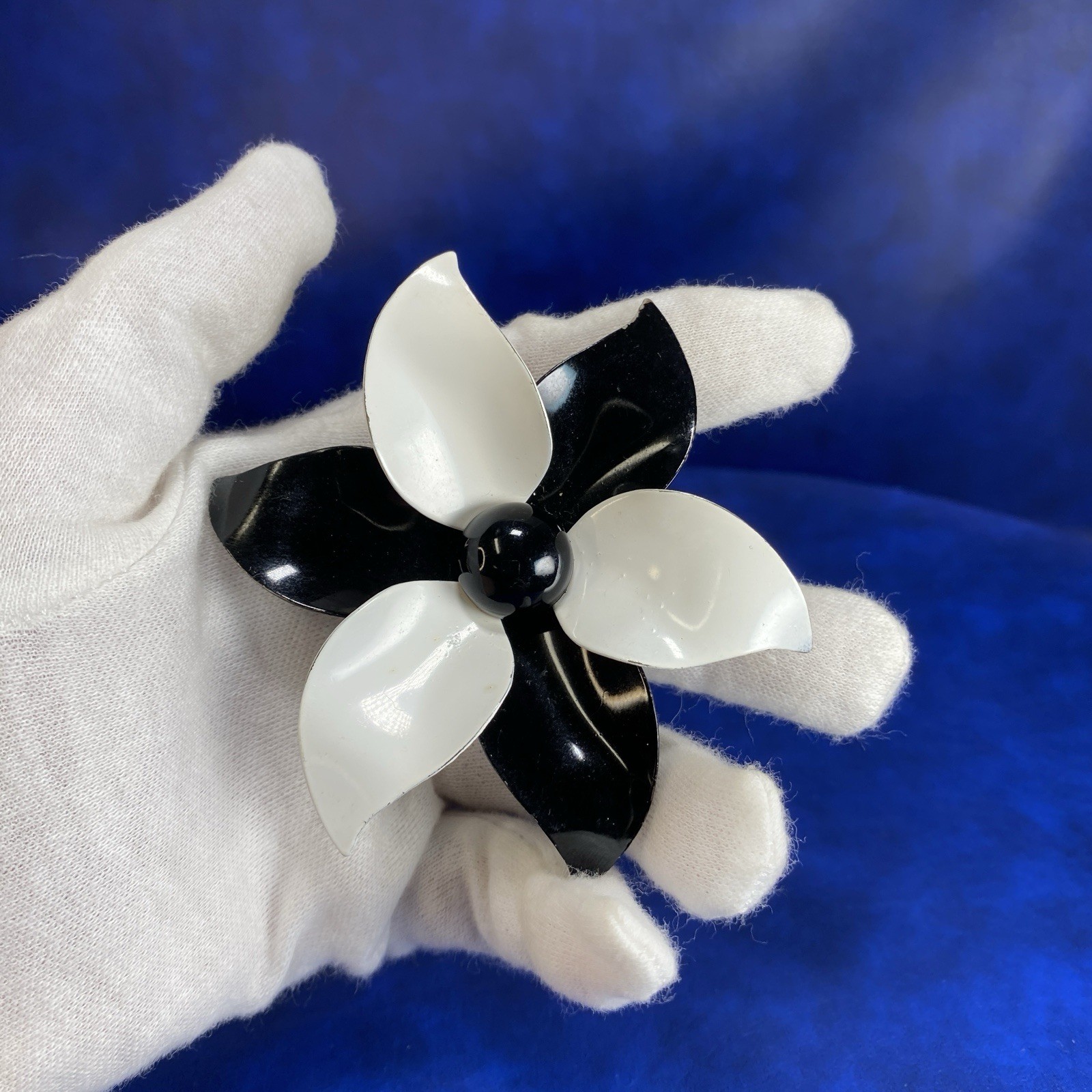 Vtg Unsigned Black & White Metal Flower Brooch Pin Mid-Century Bold 3.25 Inch