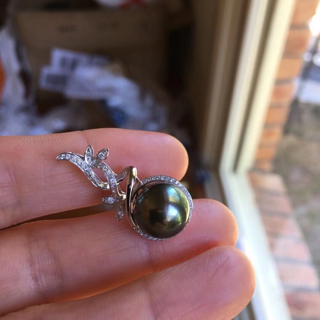 11.1mm Top Luster Peacock Black Tahitian Pearl 0.185cts Diamond 18k Gold Pendant