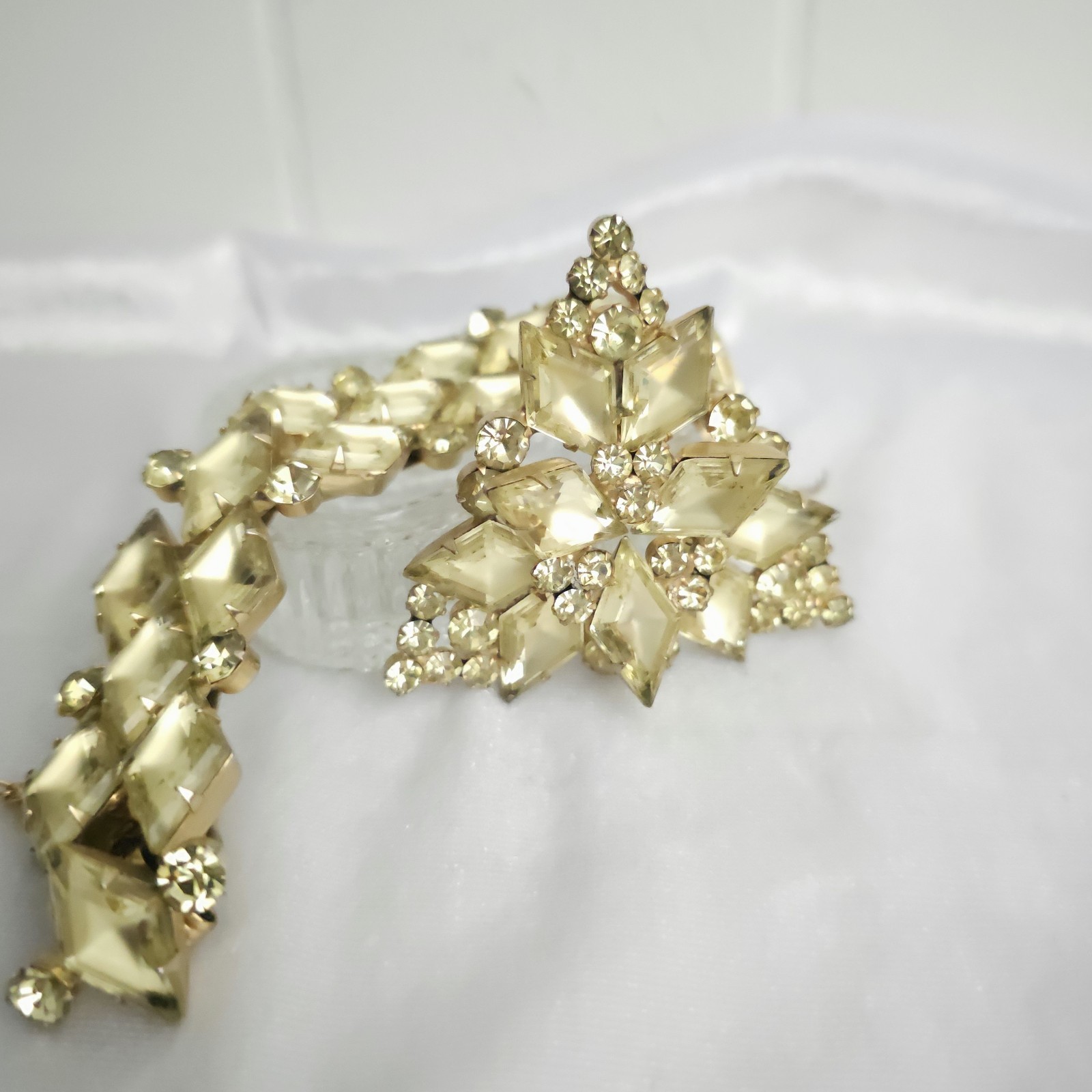 Vtg JULIANA D&E Yellow Jonquil Frosted Kite Rhinestone Set Link Bracelet Brooch